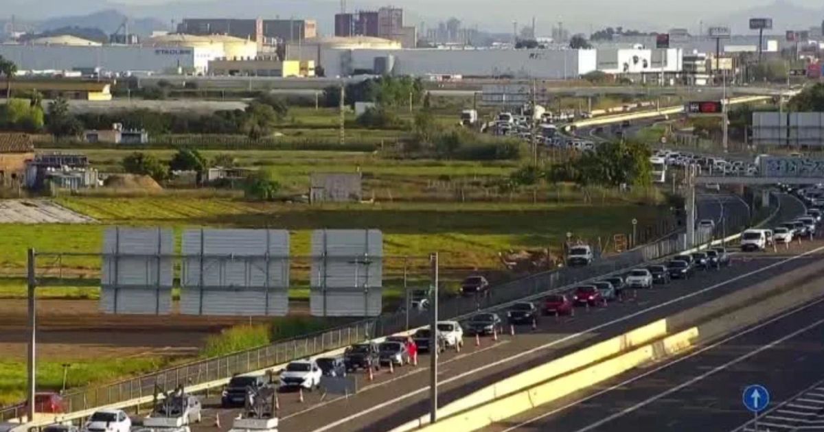 Incendio corta la V-21 entre Alboraia y Valencia y obliga a desvío