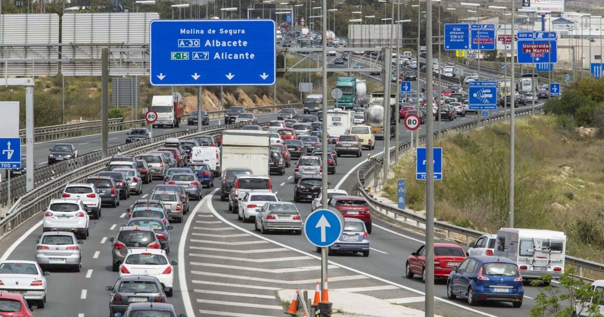 Dos muertos y atascos kilométricos marcan el puente de octubre en Valencia