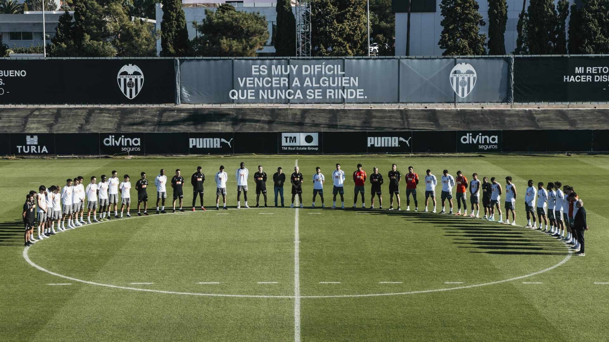 El Valencia guarda un minuto de silencio por las víctimas del accidente
