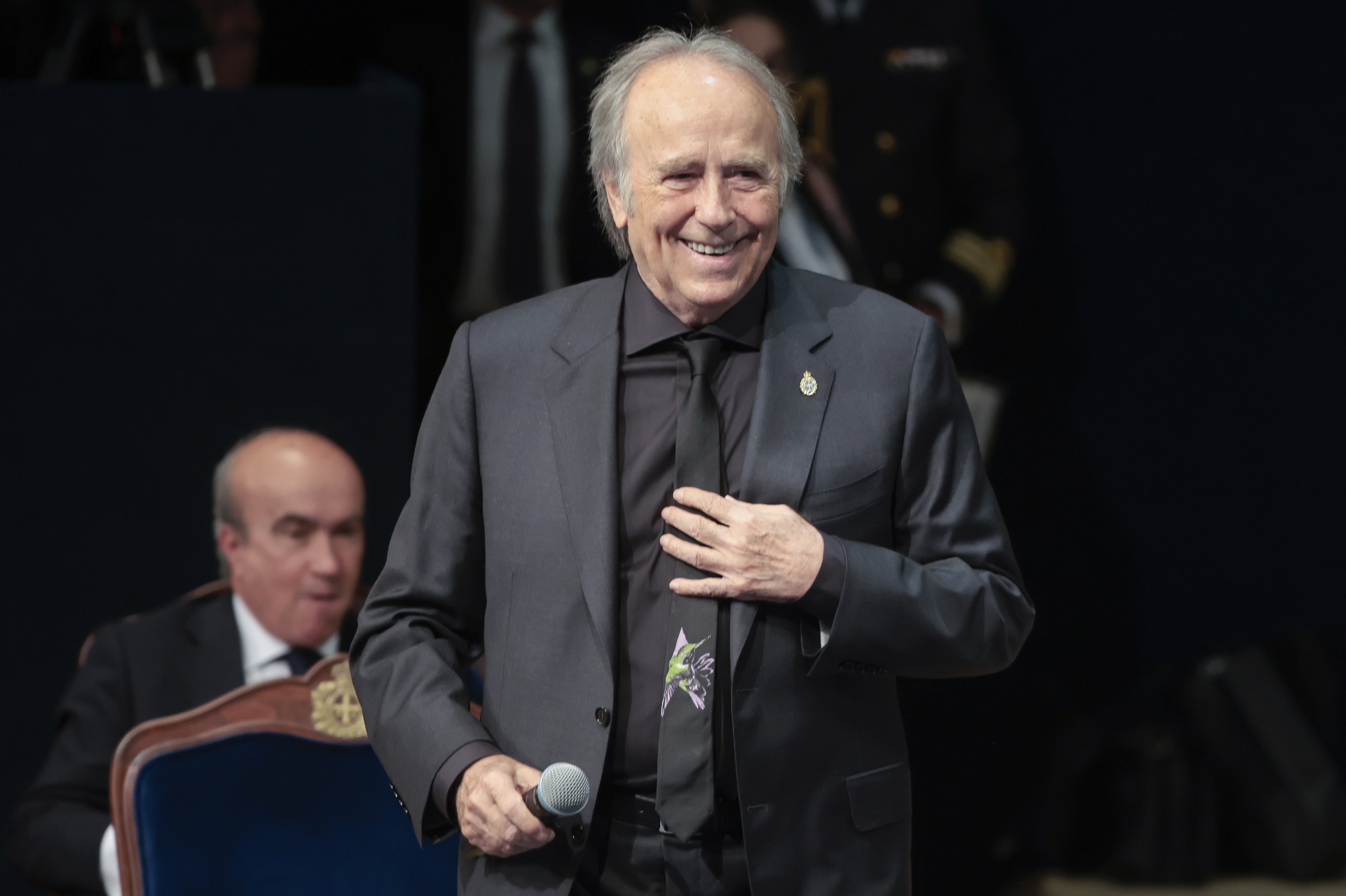 Serrat, bisabuelo, ansía abrazar a sus mellizas