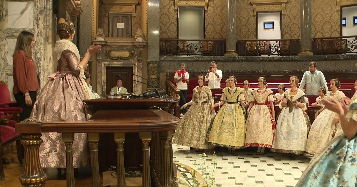 Les 26 candidates a fallera major assagen la proclamació del 14 d'octubre