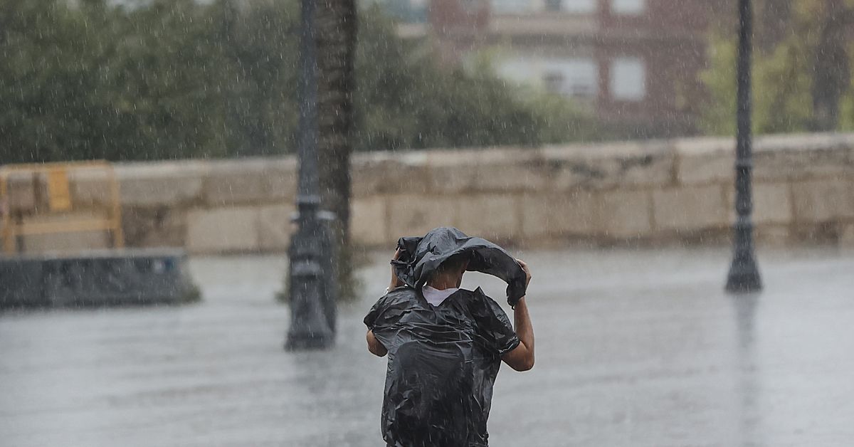 Alerta naranja en la costa de Alicante: evita zonas inundables y no cruces