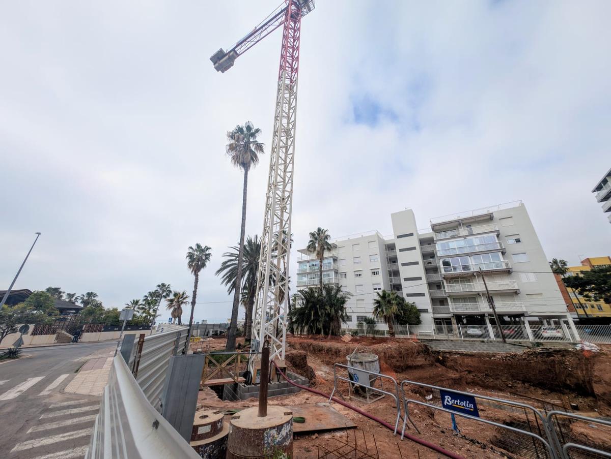 Benicalap al borde de frenar obras de un aparthotel ilegal