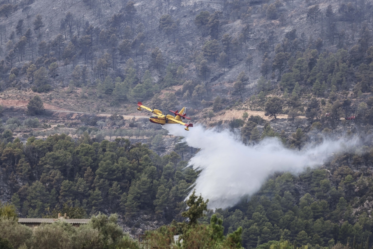 Retiran helicópteros del incendio de Tuéjar, siguen bomberos terrestres
