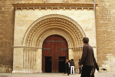 Portada románica exterior de la Catedral de València