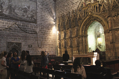 Interior gótico de la Catedral de València con la capilla del Santo Cáliz