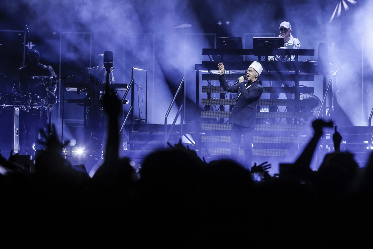 Pet Shop Boys triunfan en el Roig Arena con su repaso de hits