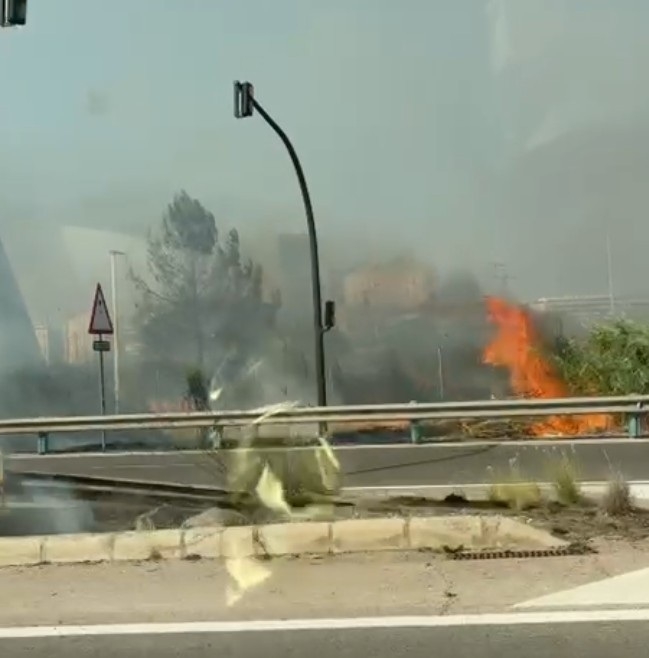 Corte de tráfico en la V-15 por el incendio junto al Oceanogràfic de València