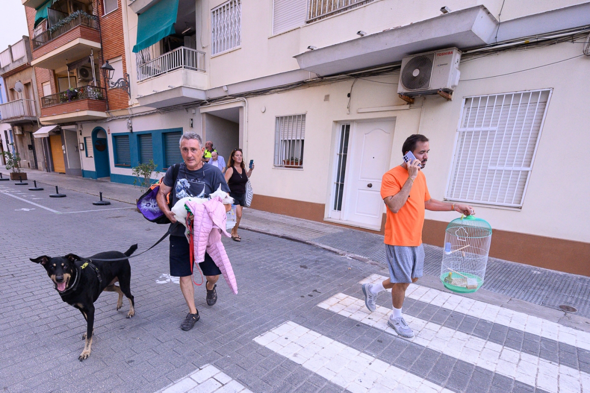 Incendio en El Saler obliga a evacuados a pasar la noche fuera