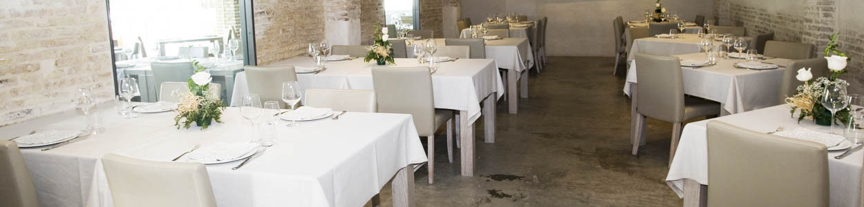Comedor de Mas Blayet, antigua masía restaurada en Fuente San Luis