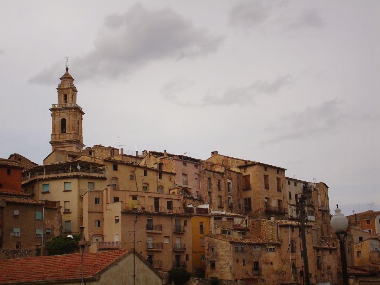 Bocairent: el pueblo excavado en la roca al que escapar cuando Valencia arde