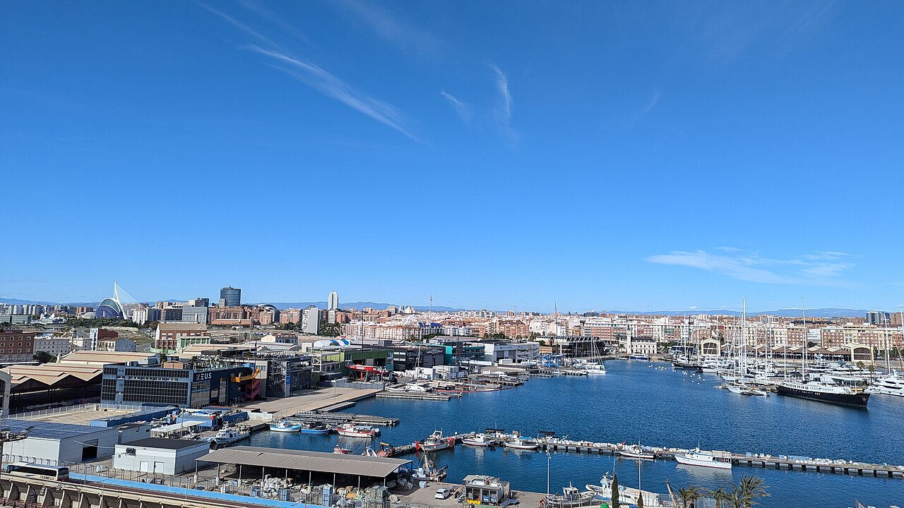 Noche de San Juan en Valencia: hogueras, olas y retirada digna