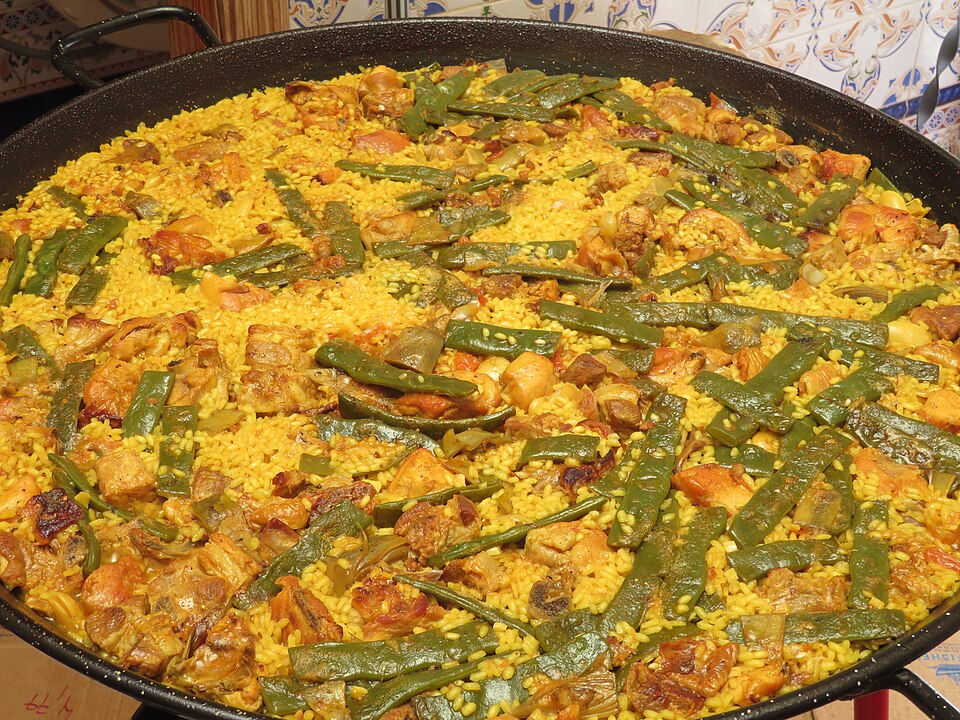 Paella al fuego en el momento de hacer el socarrat
