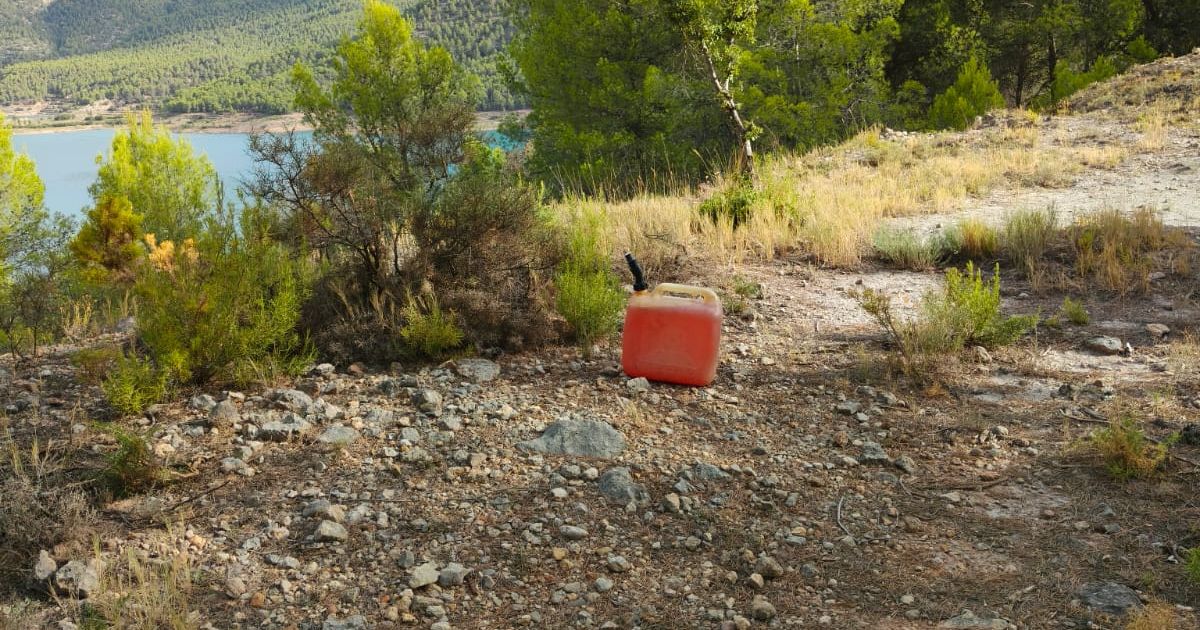 Policía de Montanejos neutraliza bidón de gasolina y evita incendio forestal