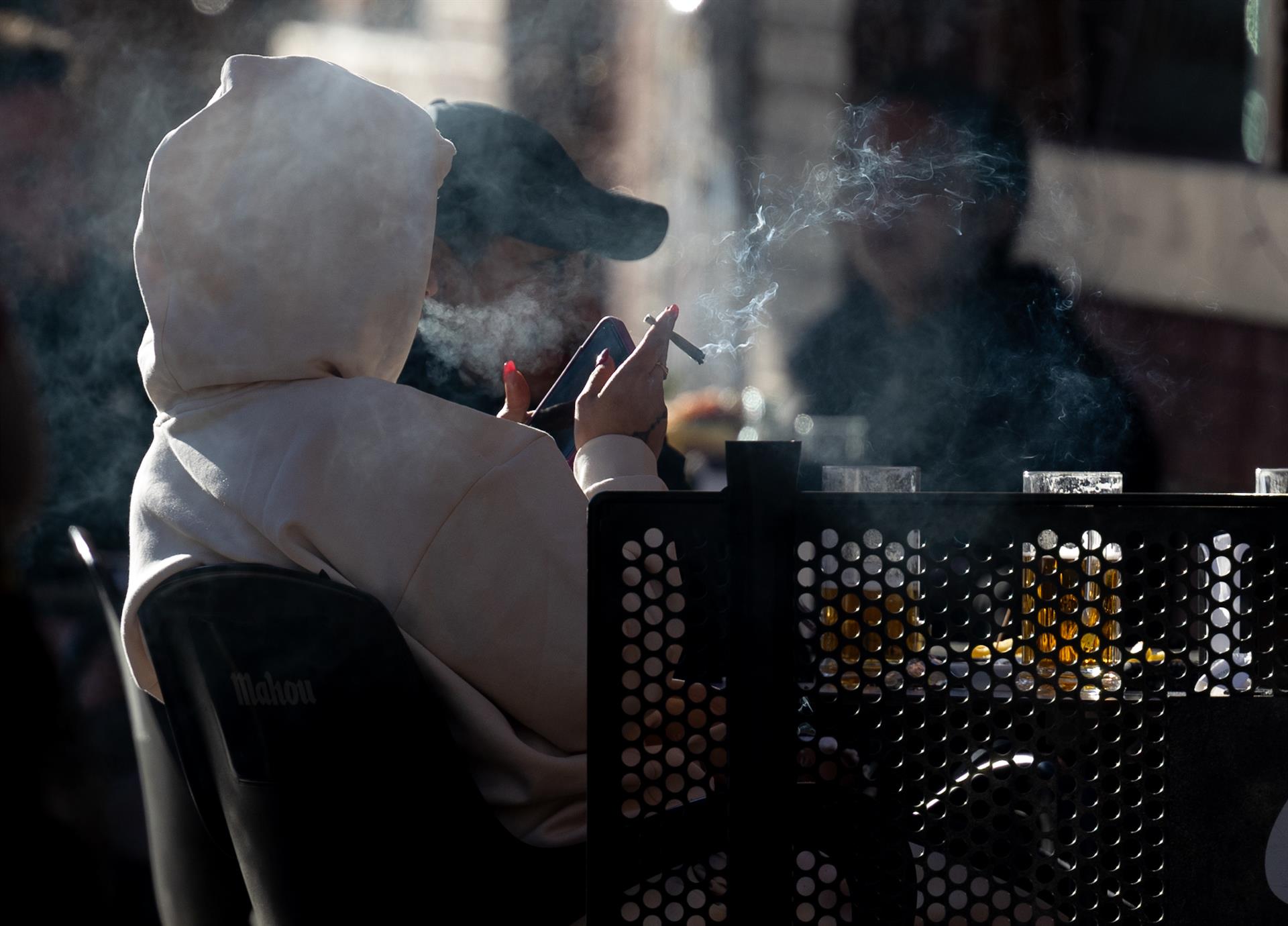 Prohibido fumar en las terrazas: qué propone la nueva ley antitabaco para bares y playas