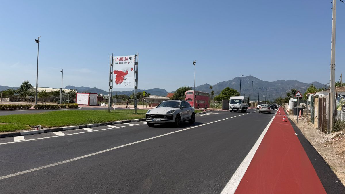 Xeraco renueva acceso a la playa antes de La Vuelta: asfalto, bici y rotonda