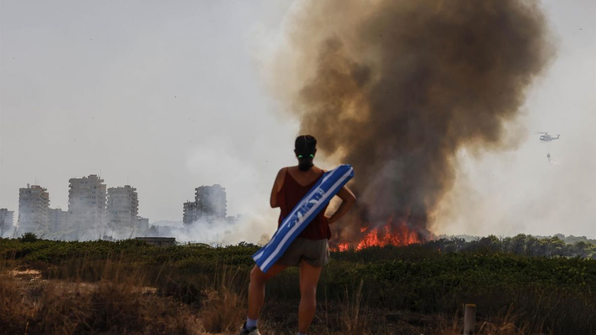 Incendio en la Devesa obliga a evacuar la playa de El Saler