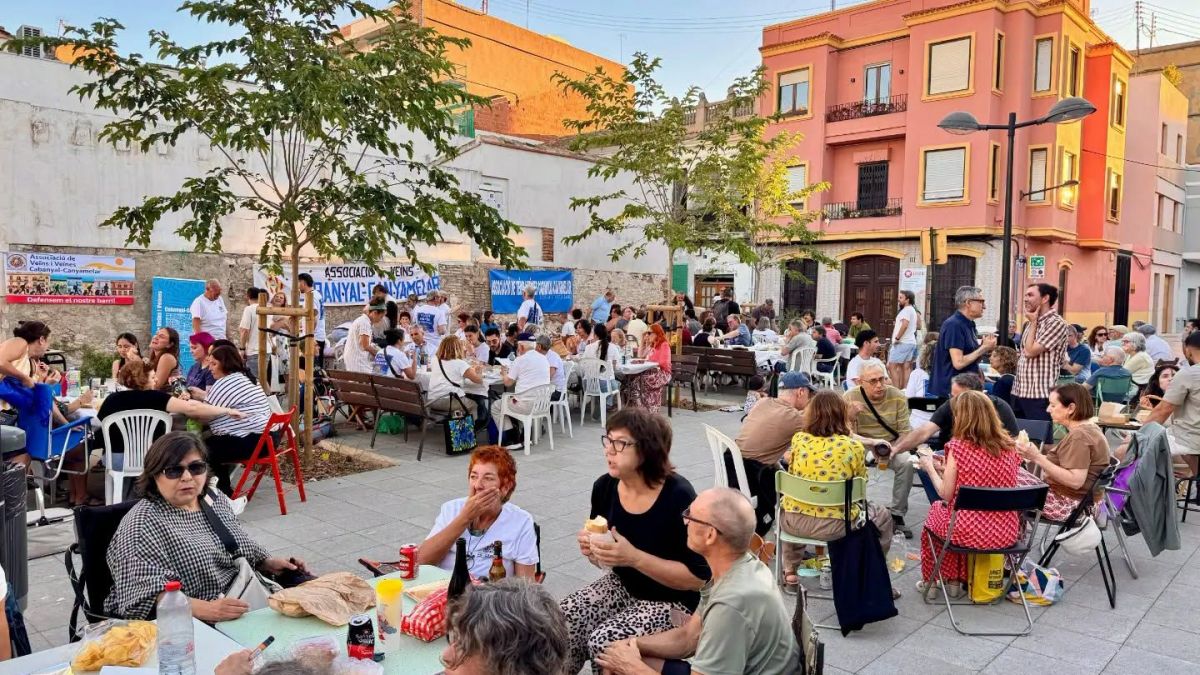 Vecinos organizan gran sopar a la fresca en la Malvarrosa