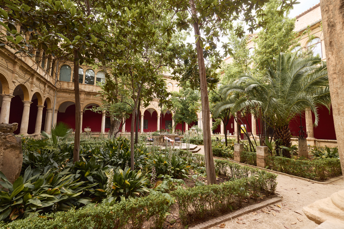 Claustro renacentista ajardinado del Centre del Carme (CCCC) de València, con sus arcadas de muros rojos